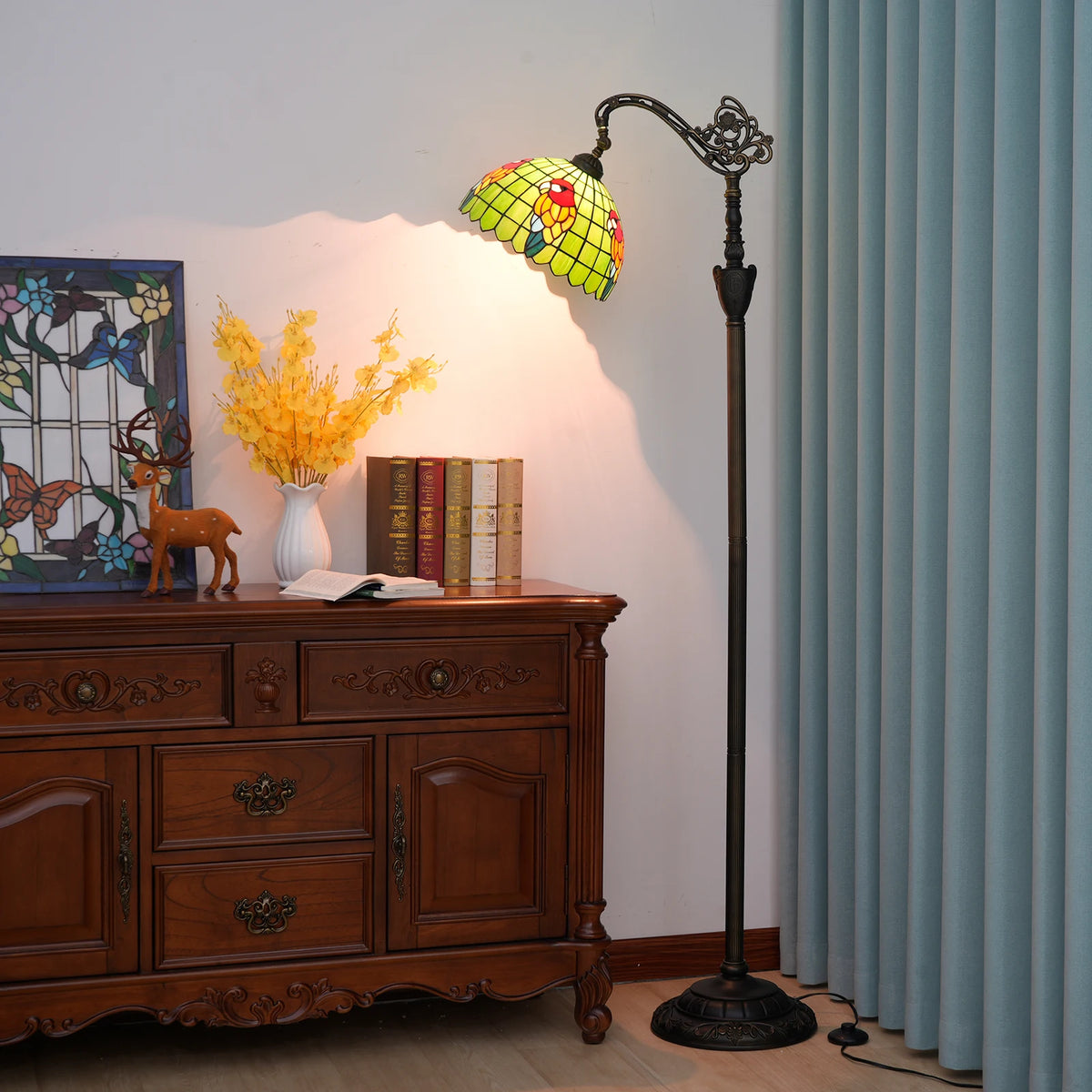 Lampadaire style Tiffany Perroquet allumé, photo produit