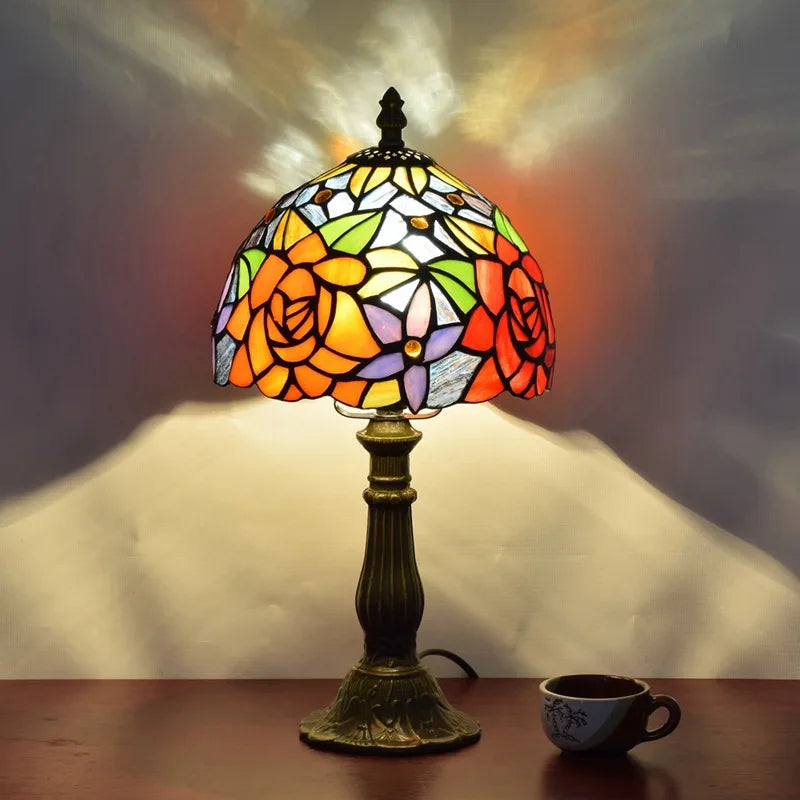 Lampe style Tiffany Roseraie allumée, photo produit