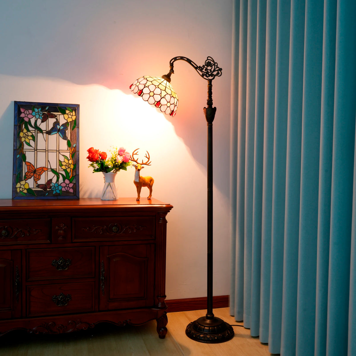 Lampadaire style Tiffany Marguerite allumé, photo produit