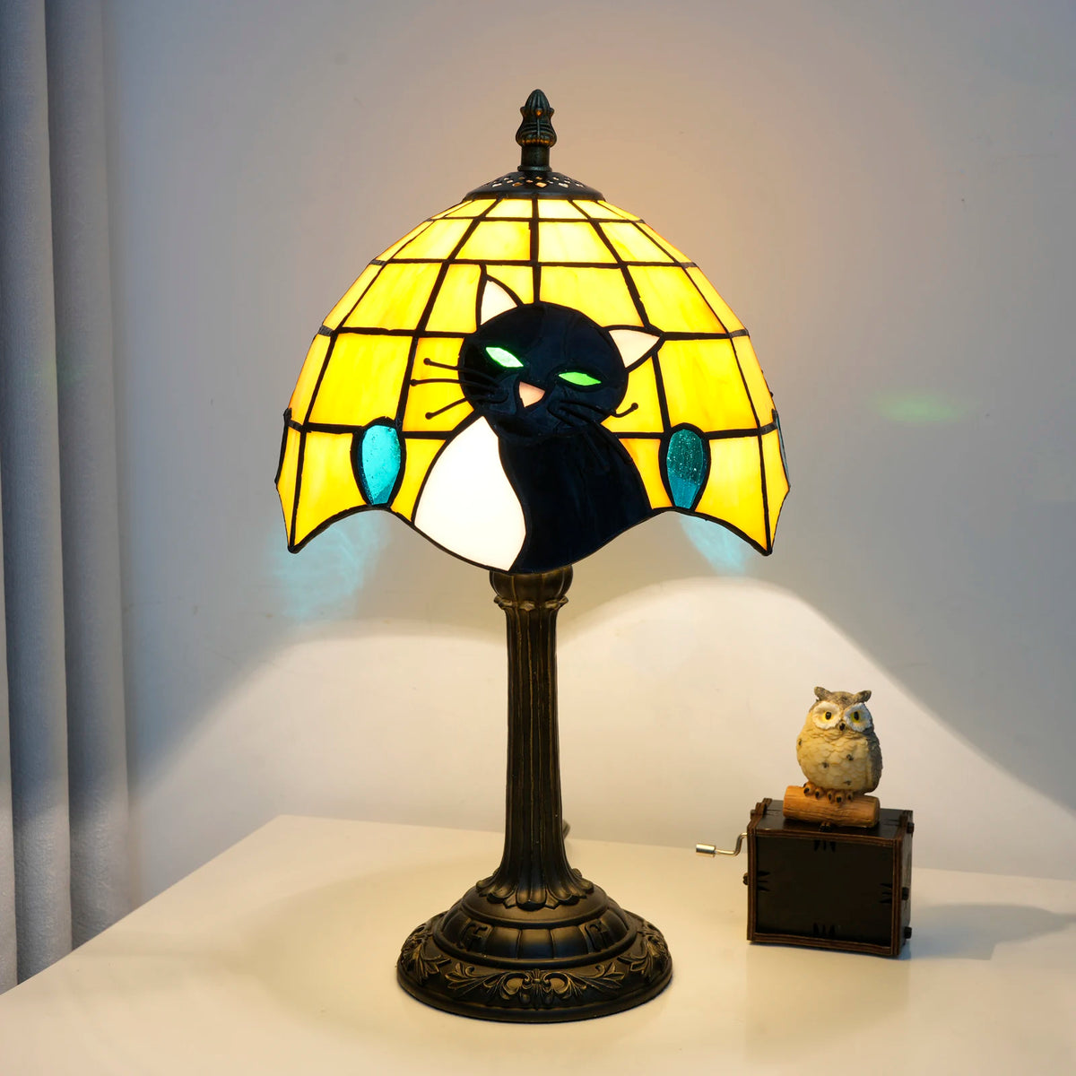 Lampe style Tiffany Chat noir allumée, photo produit