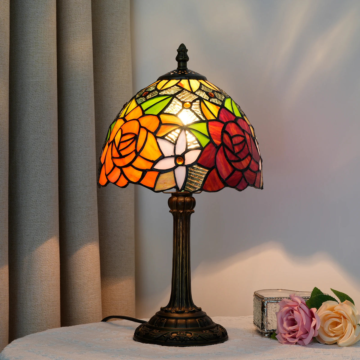 Lampe style Tiffany Bouquet de roses allumée, photo produit