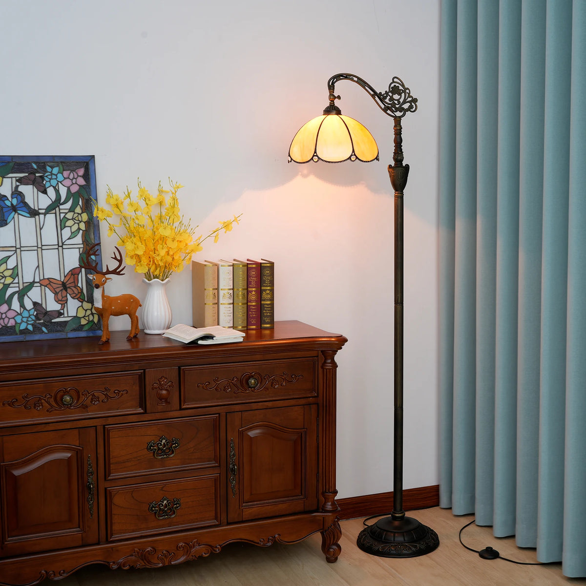 Lampadaire style Tiffany Tulipe allumé, photo produit
