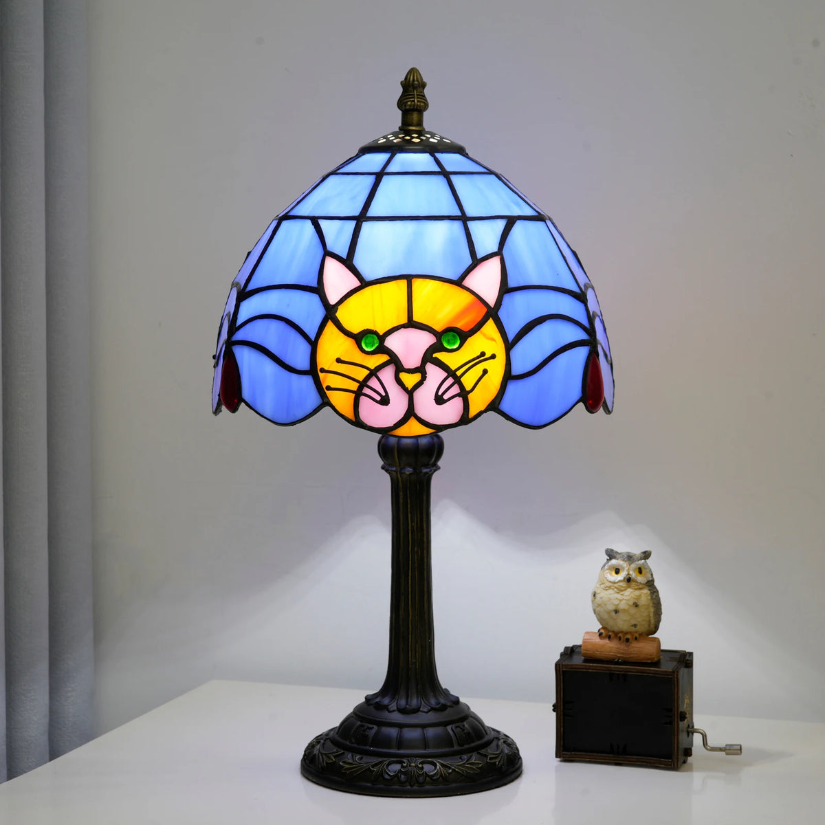 Lampe style Tiffany Chat roux allumée, photo produit