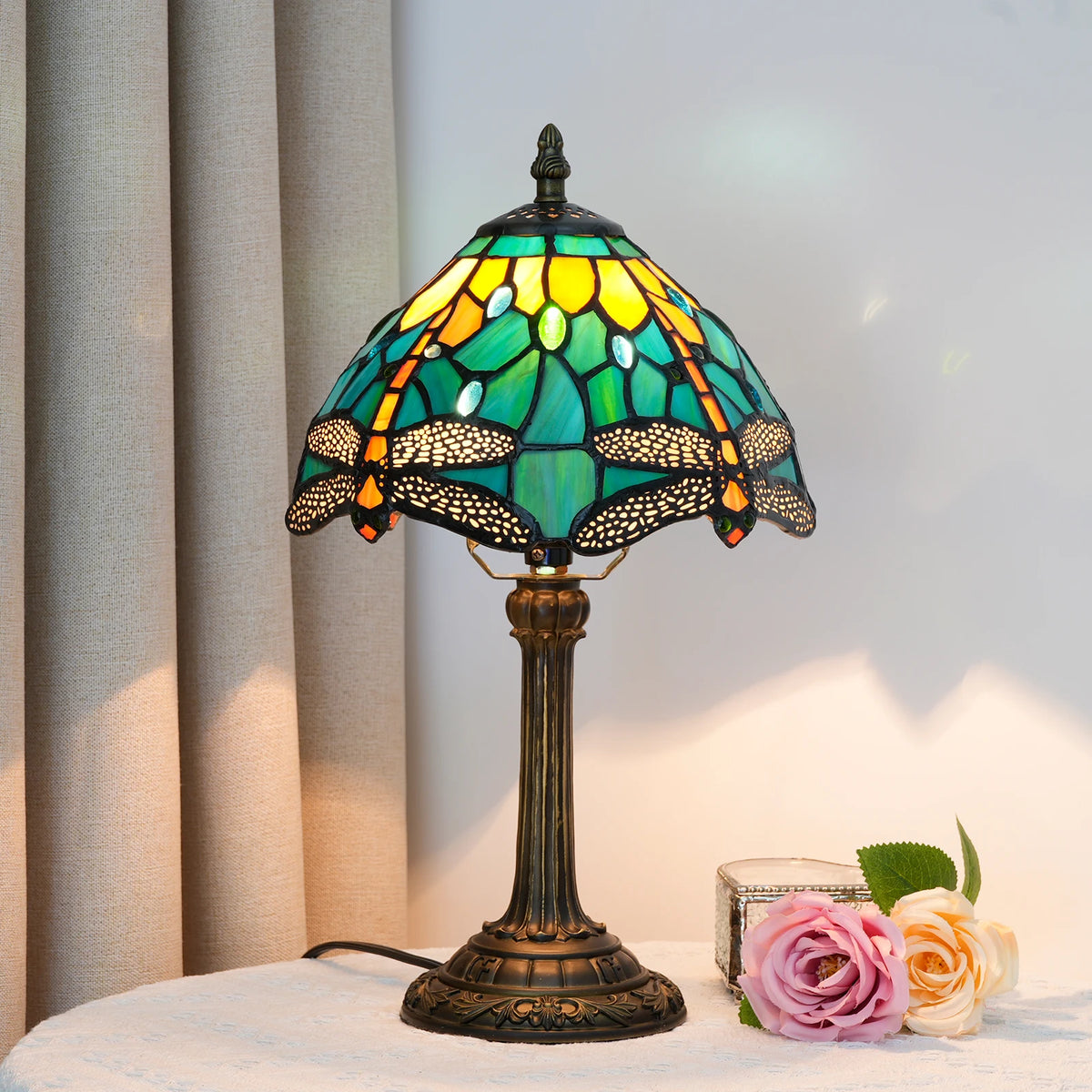 Lampe style Tiffany Libellule turquoise allumée, photo produit