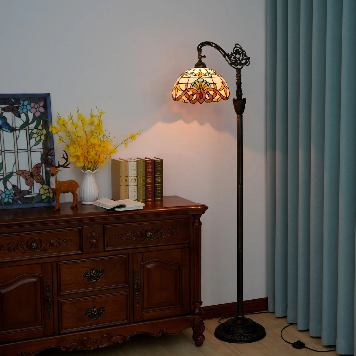 Lampadaire style Tiffany Baroque allumé, photo produit