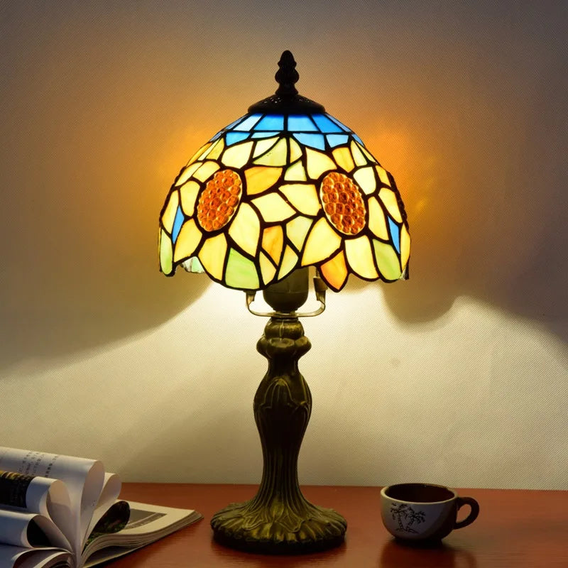 Lampe style Tiffany Provence allumée, photo produit