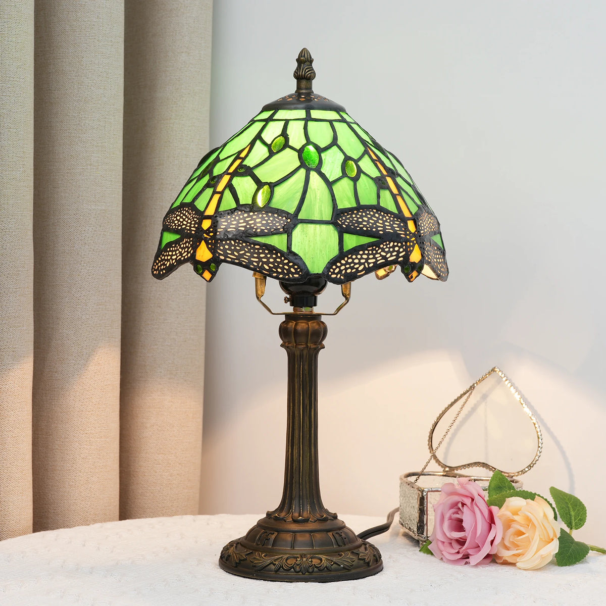 Lampe style Tiffany Libellule verte allumée, photo produit