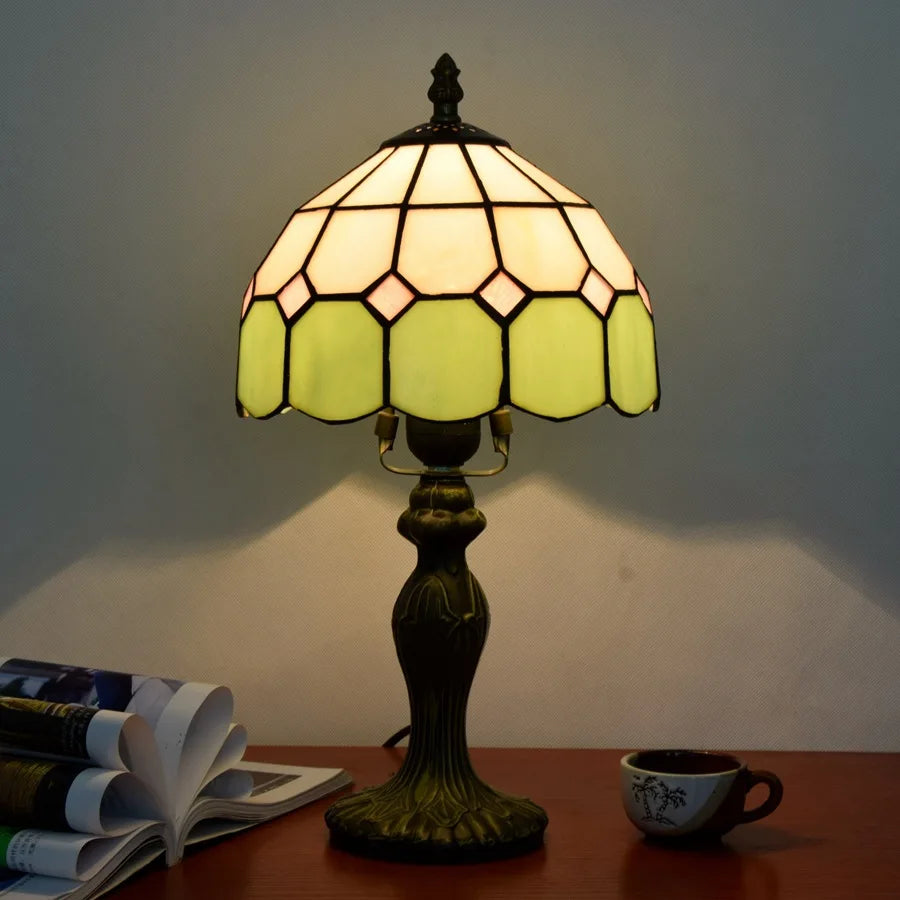 Lampe style Tiffany Amande allumée, vitrail blanc et vert amande