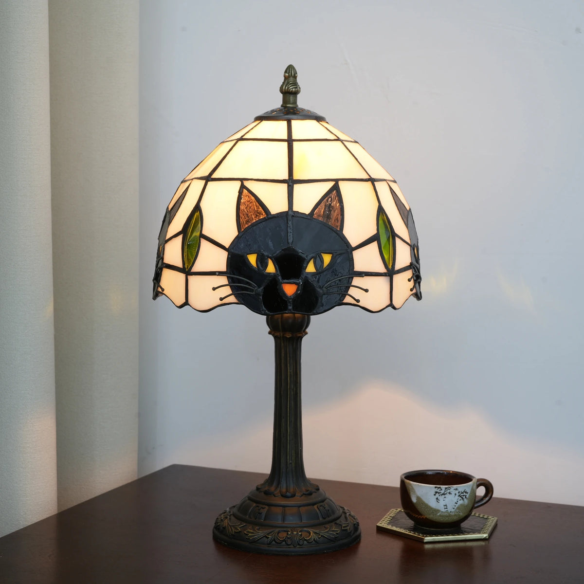 Lampe style Tiffany Chat gris allumée, photo produit