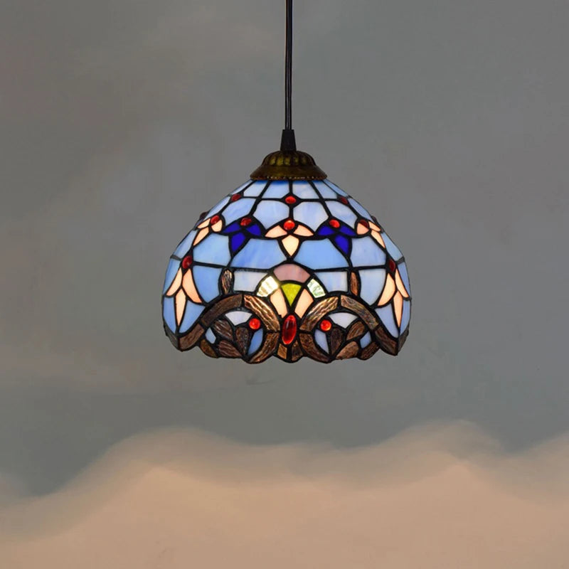 Suspension style Tiffany Baroque bleue allumée, photo produit