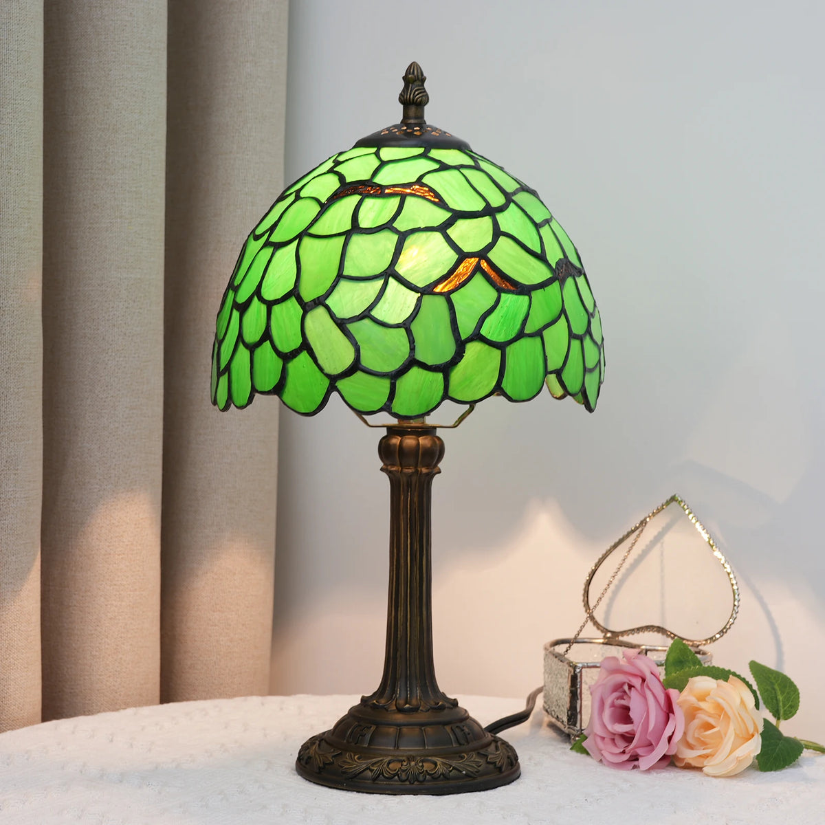 Lampe style Tiffany Feuillage allumée, photo produit