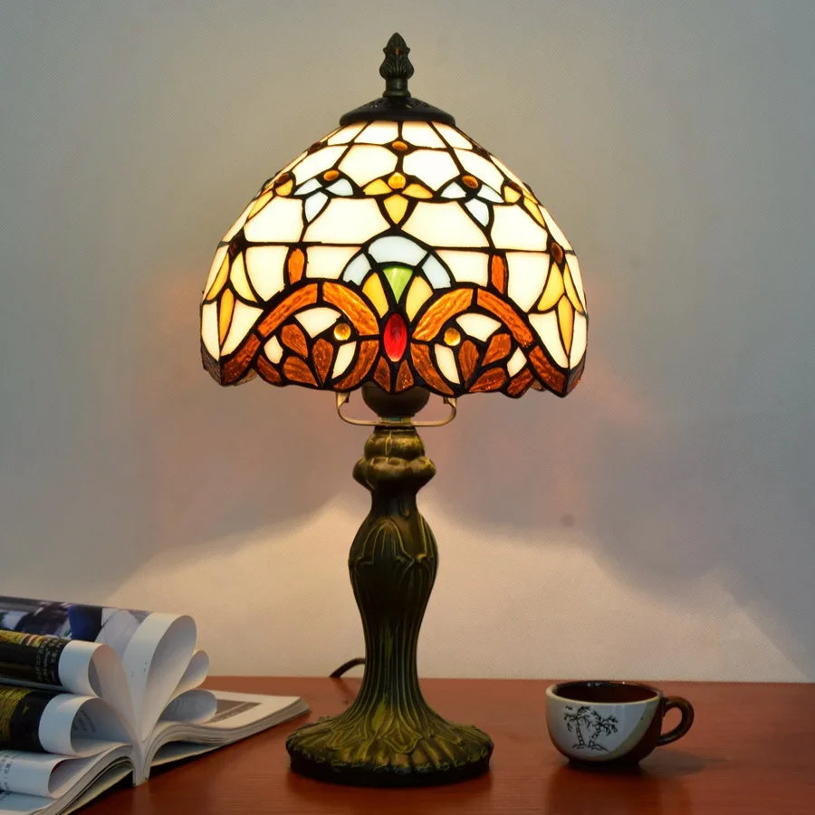 Lampe style Tiffany Baroque allumée, photo produit