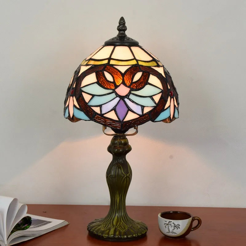 Lampe style Tiffany Belle Époque allumée, photo produit