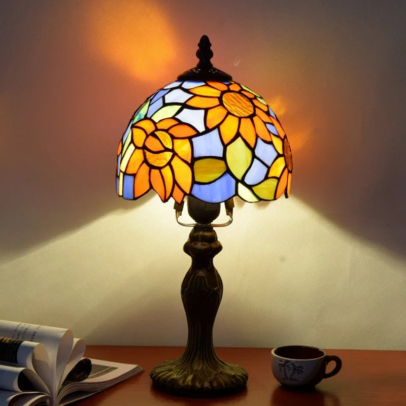 Lampe style Tiffany Tournesol bleu allumée, photo produit
