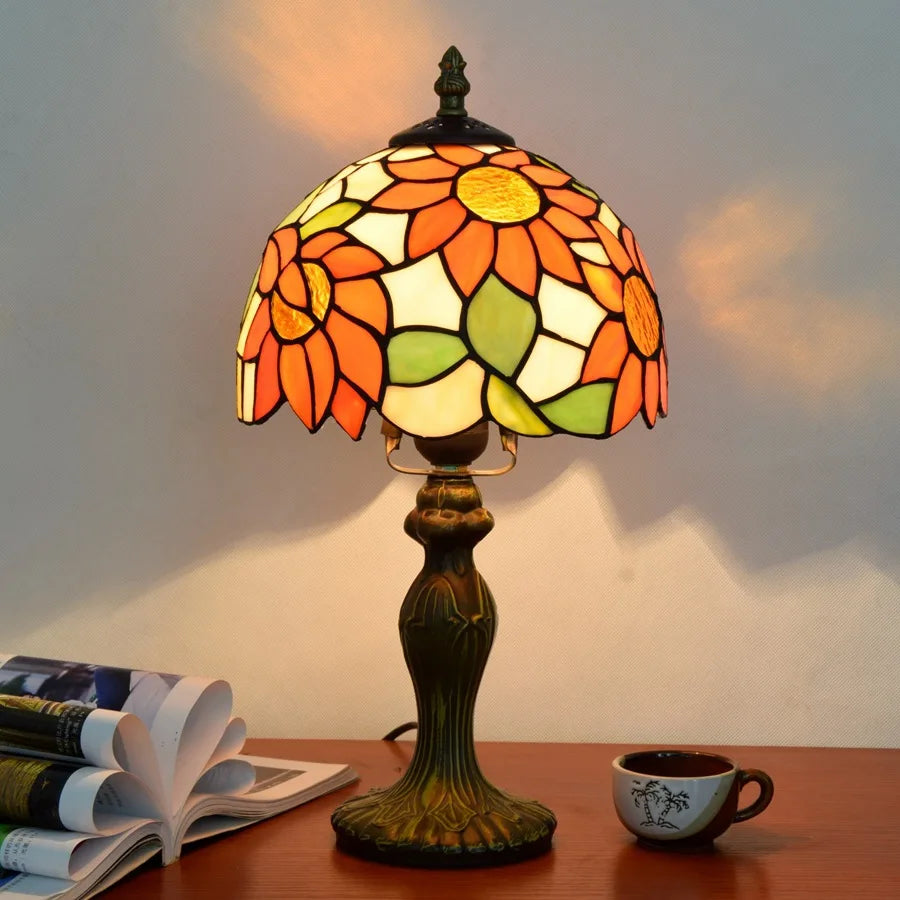 Lampe style Tiffany Soleil d'automne allumée, photo produit