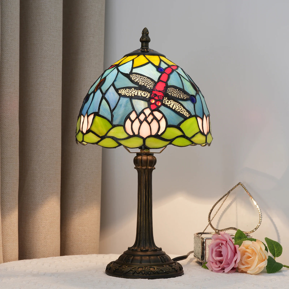 Lampe style Tiffany Libellule et lotus allumée, photo produit
