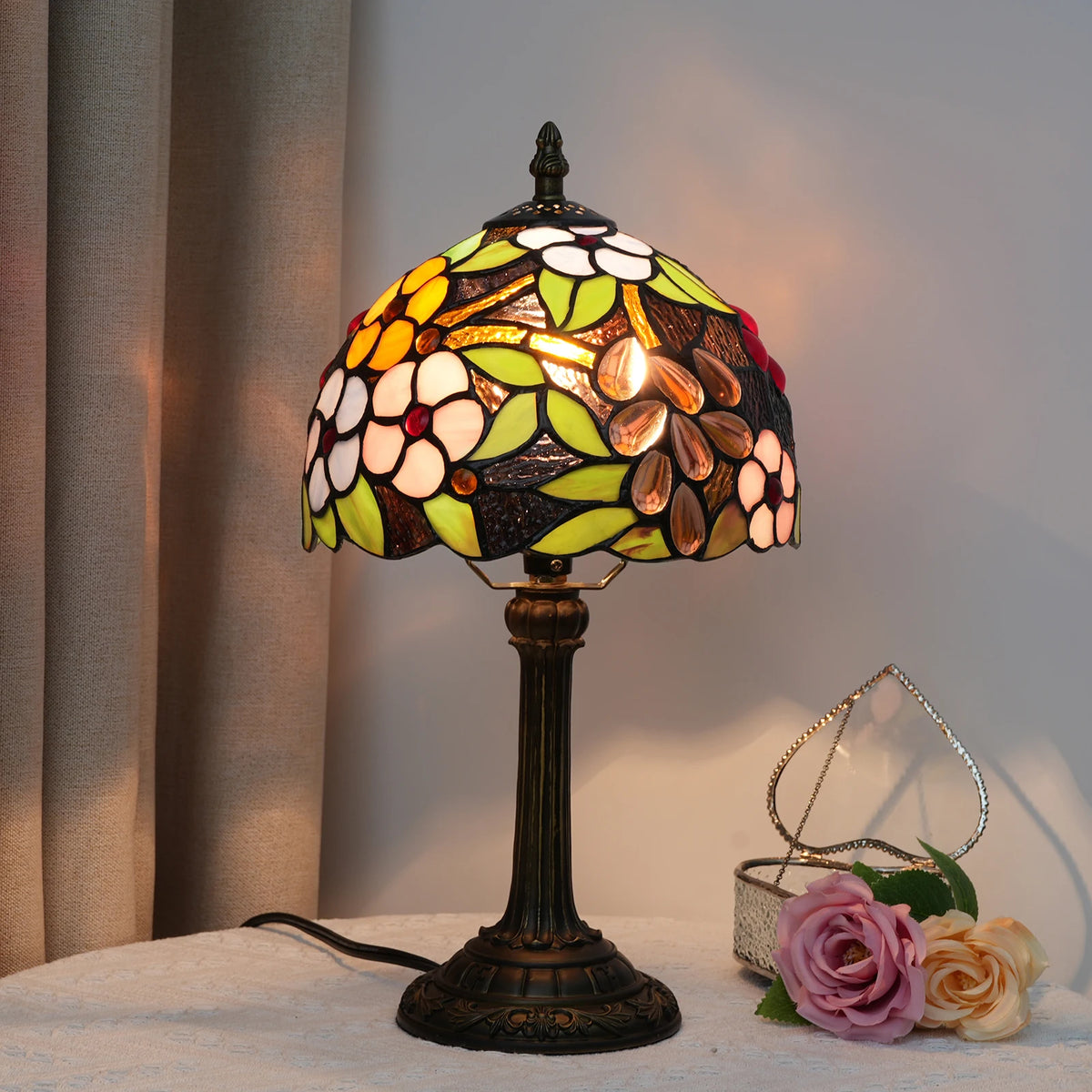 Lampe style Tiffany Vendanges allumée, vitrail raisins et fleurs