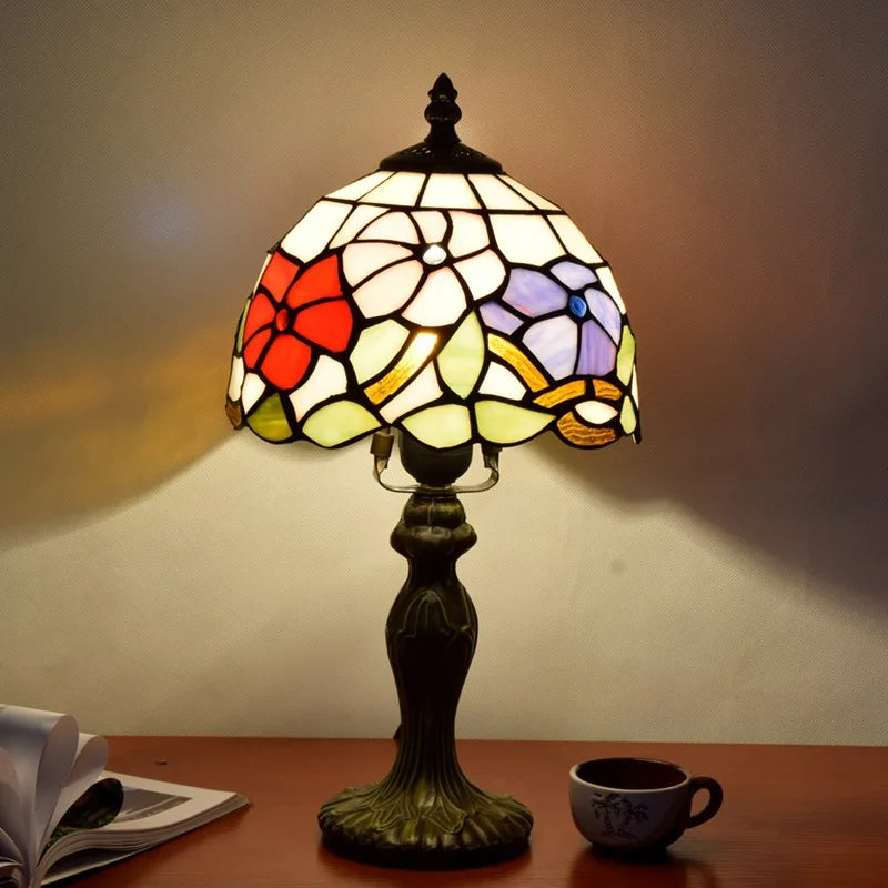 Lampe style Tiffany Jardin d'été allumée, photo produit