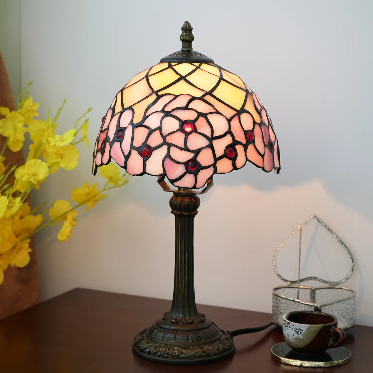 Lampe style Tiffany Sakura allumée, photo produit