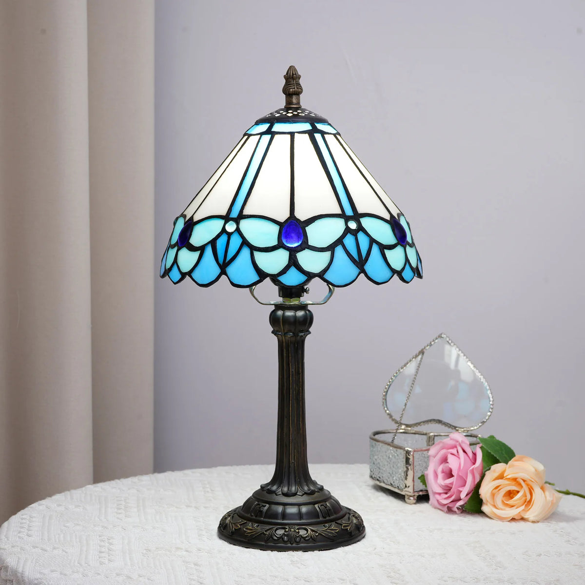 Lampe style Tiffany Lagon allumée, photo produit
