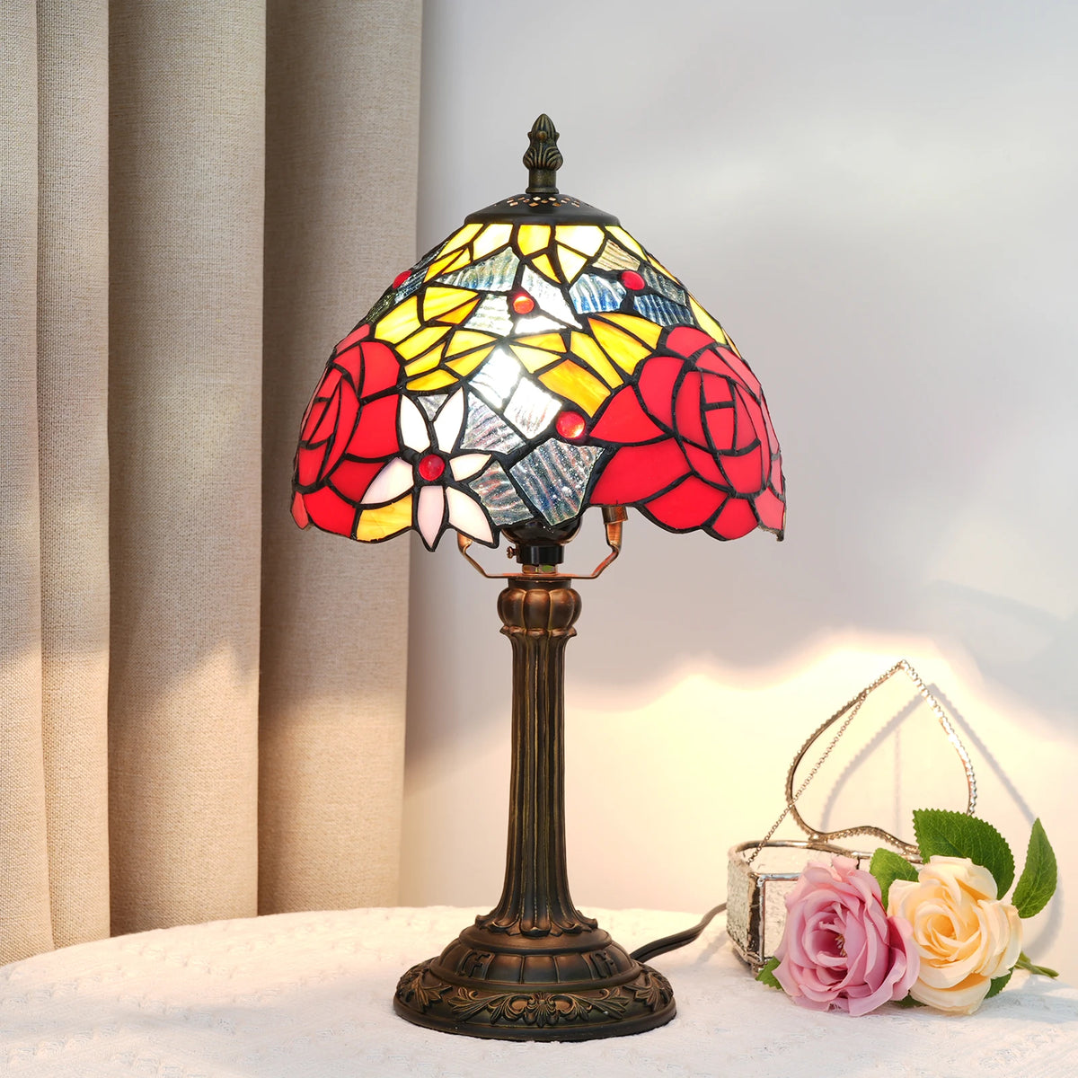 Lampe style Tiffany Rose carmin allumée, photo produit
