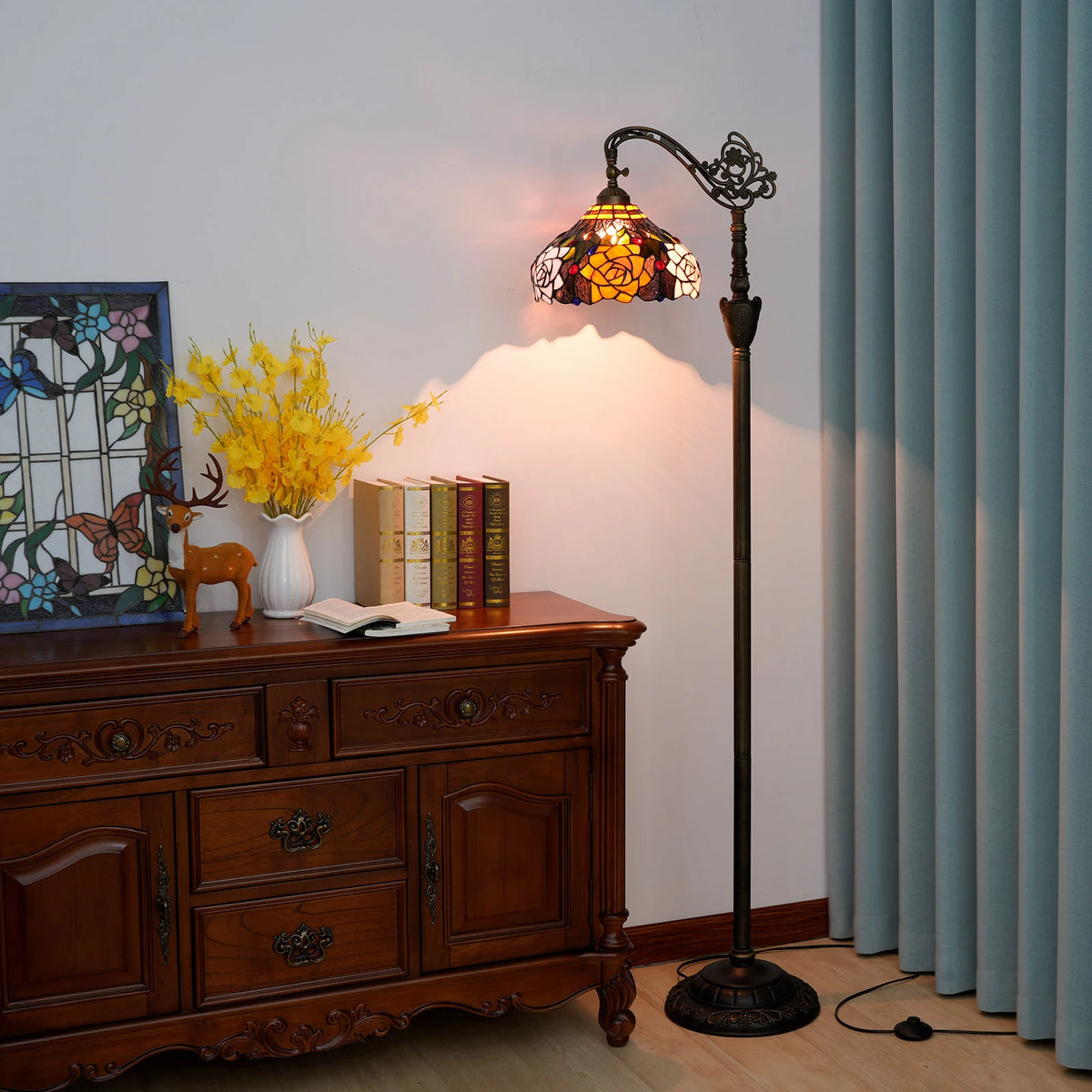 Lampadaire style Tiffany Rose ambrée allumé, photo produit