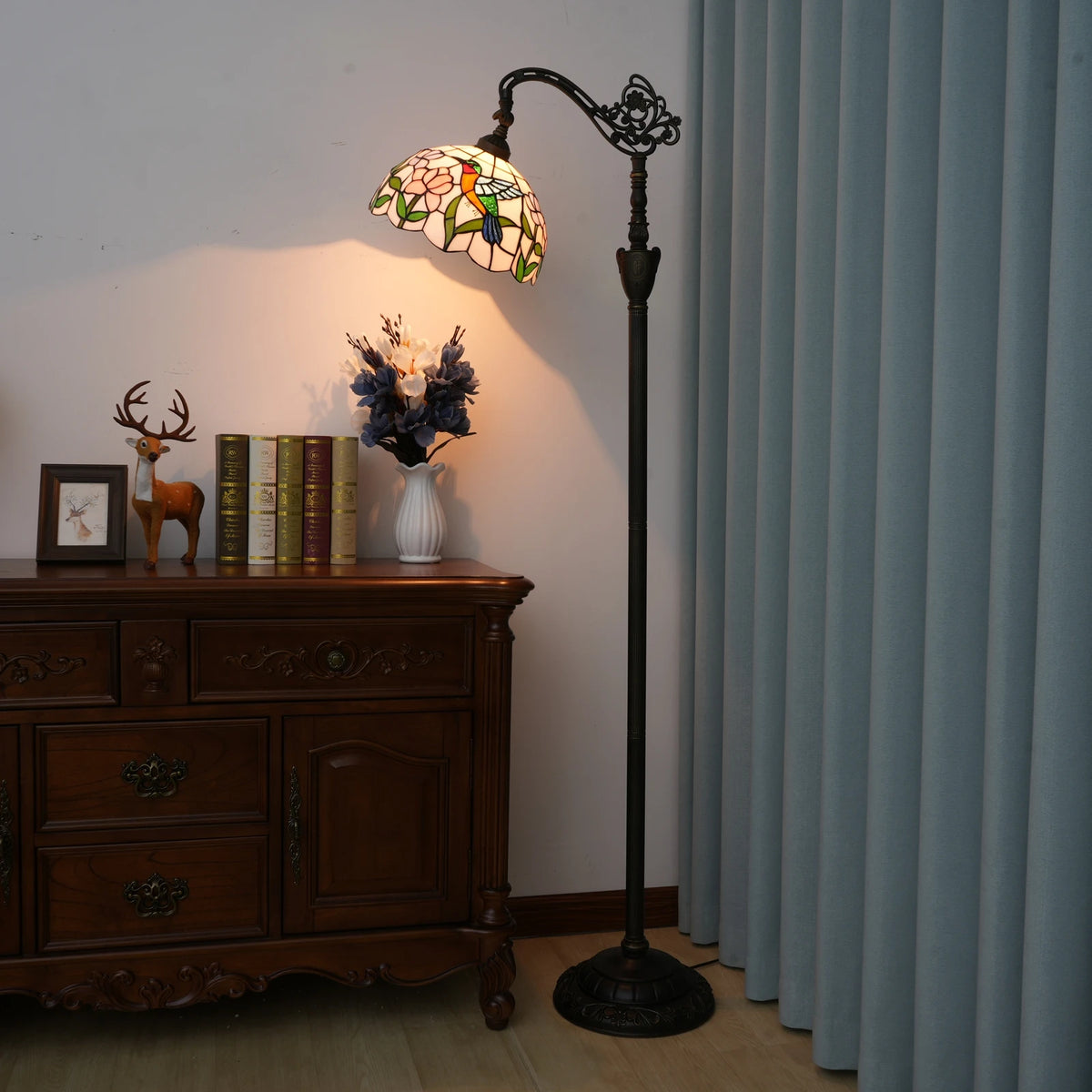 Lampadaire style Tiffany Colibri allumé, photo produit