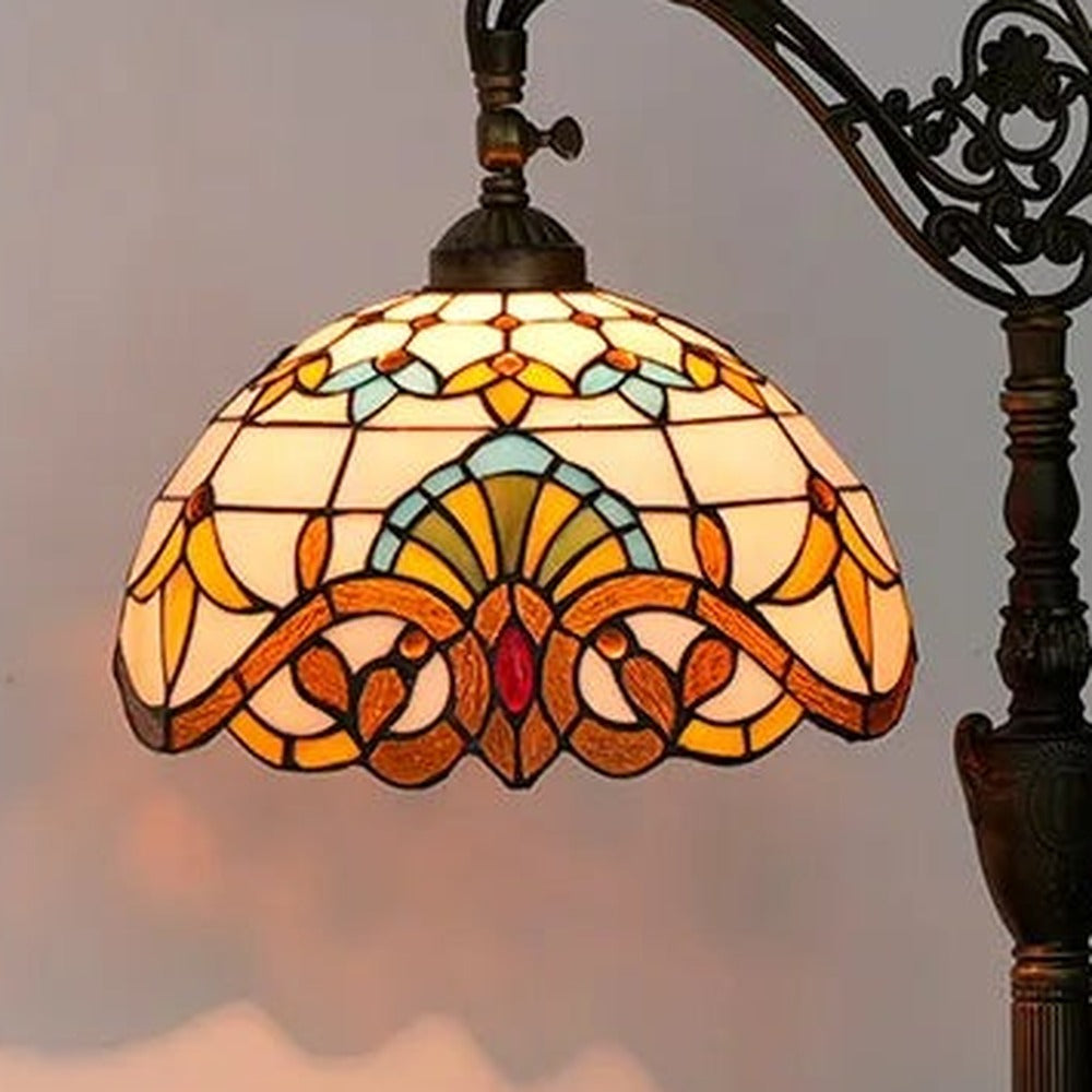 Détail du vitrail du lampadaire style Tiffany Baroque