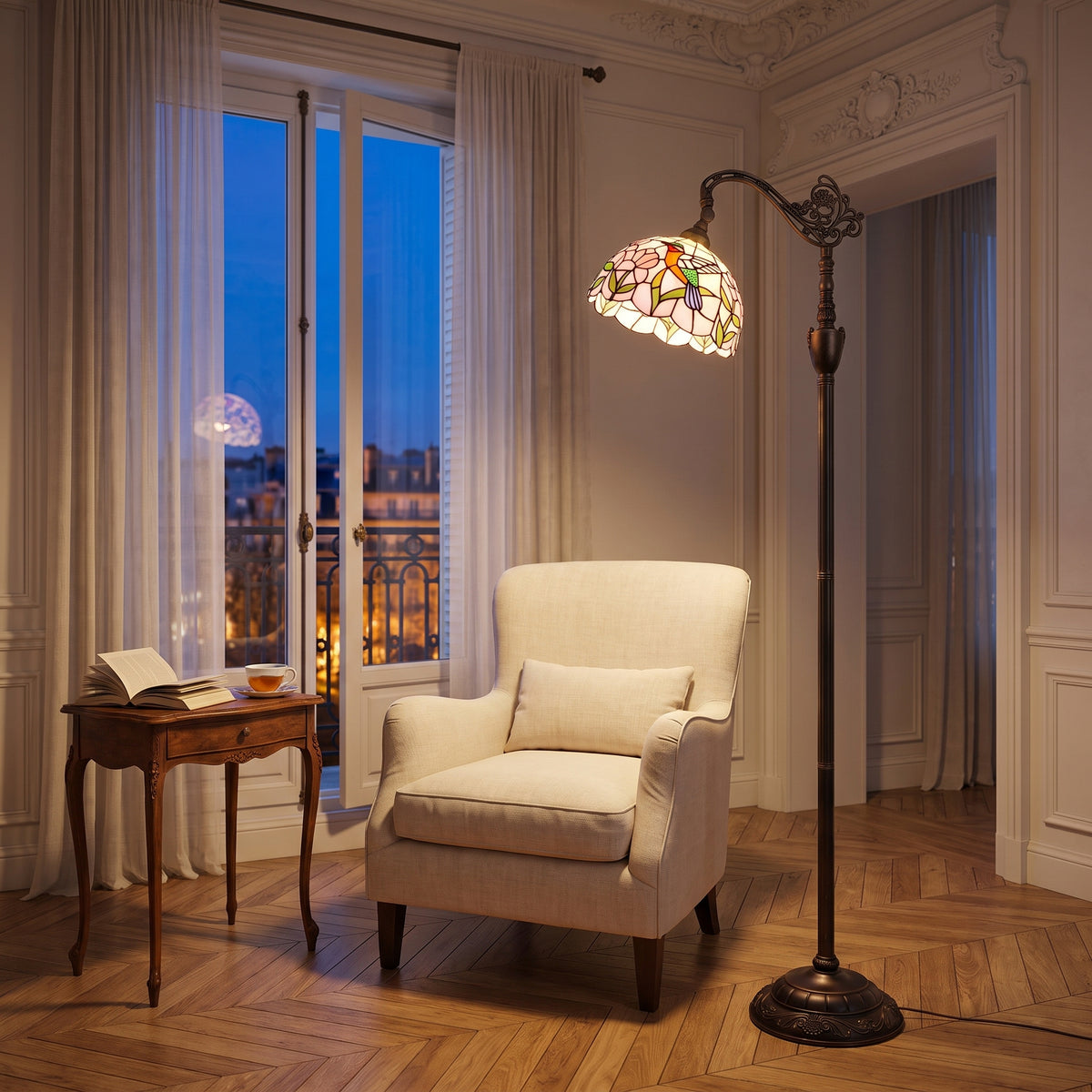 Lampadaire style Tiffany Colibri allumé à côté d'un fauteuil dans un salon parisien