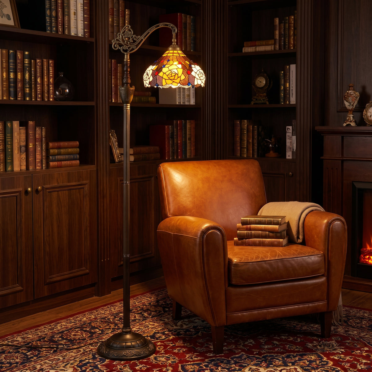 Lampadaire style Tiffany Rose ambrée allumé dans une bibliothèque