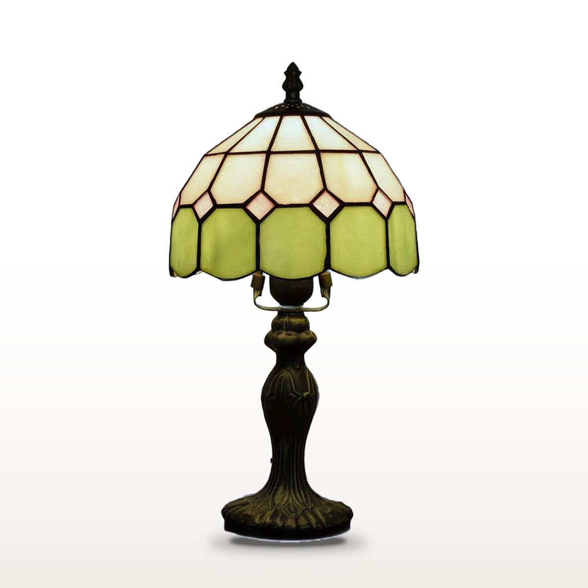 Lampe style Tiffany Amande, vitrail blanc et vert amande, sur fond blanc