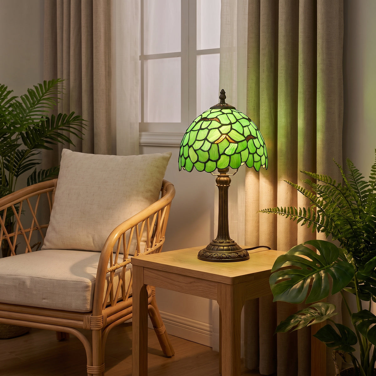 Lampe style Tiffany Feuillage allumée dans un salon végétal