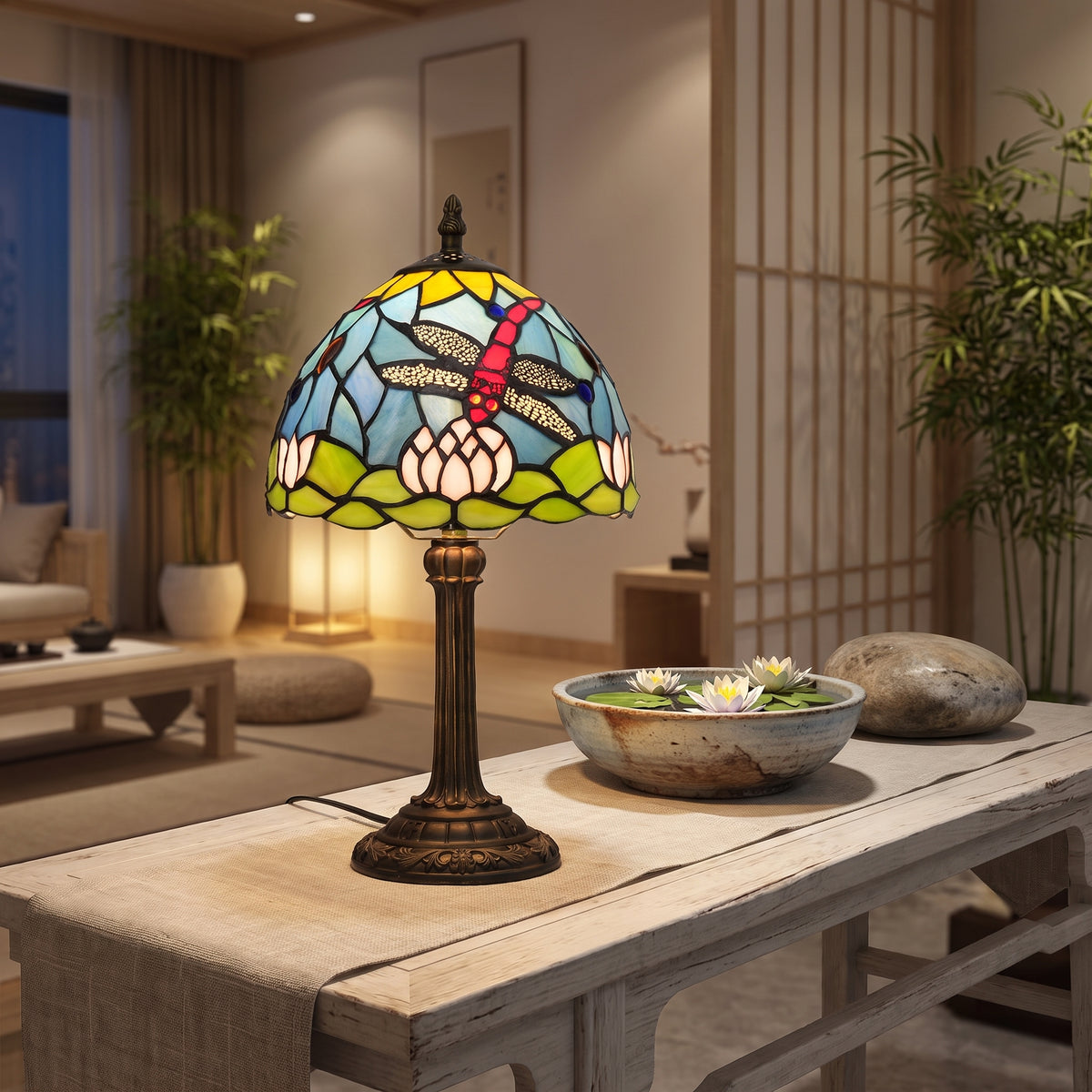 Lampe style Tiffany Libellule et lotus allumée sur une console dans un salon zen