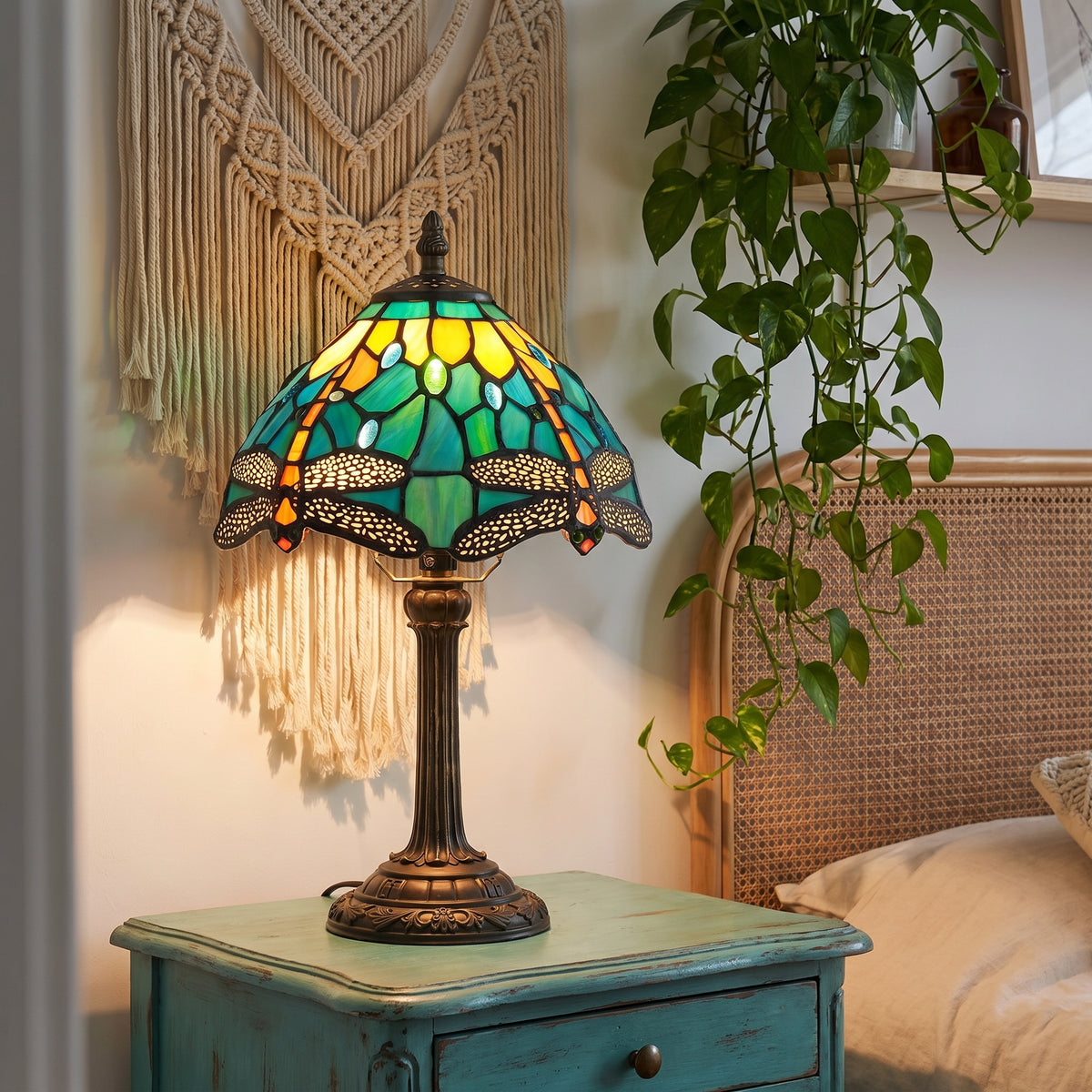 Lampe style Tiffany Libellule turquoise allumée dans une chambre bohème