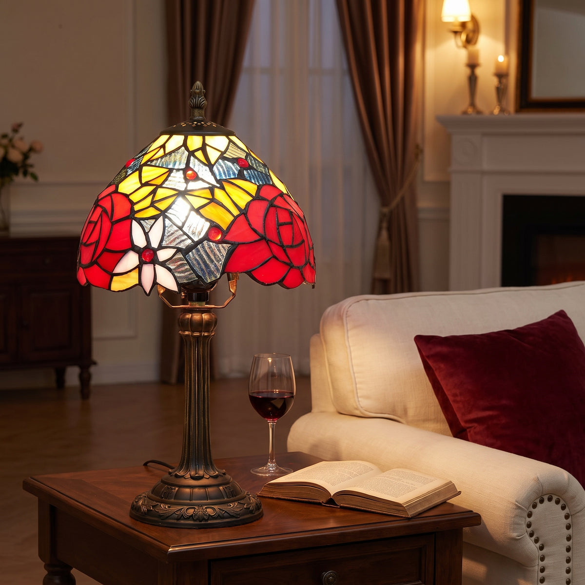 Lampe style Tiffany Rose carmin allumée dans un salon élégant