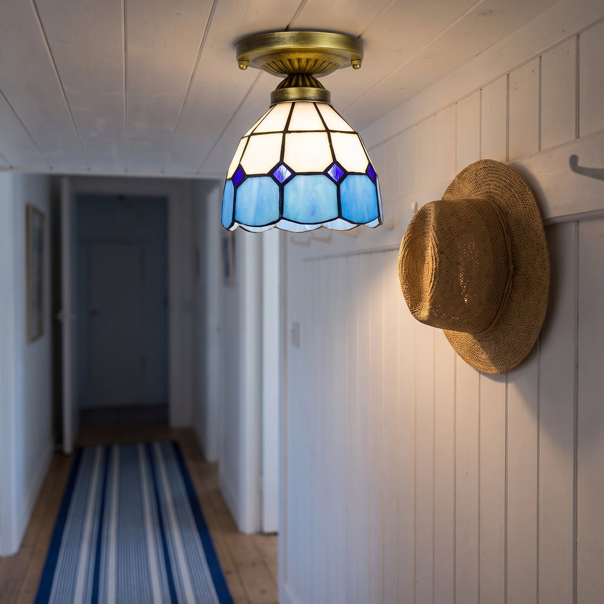Plafonnier style Tiffany Riviera allumé au plafond d'un couloir bord de mer