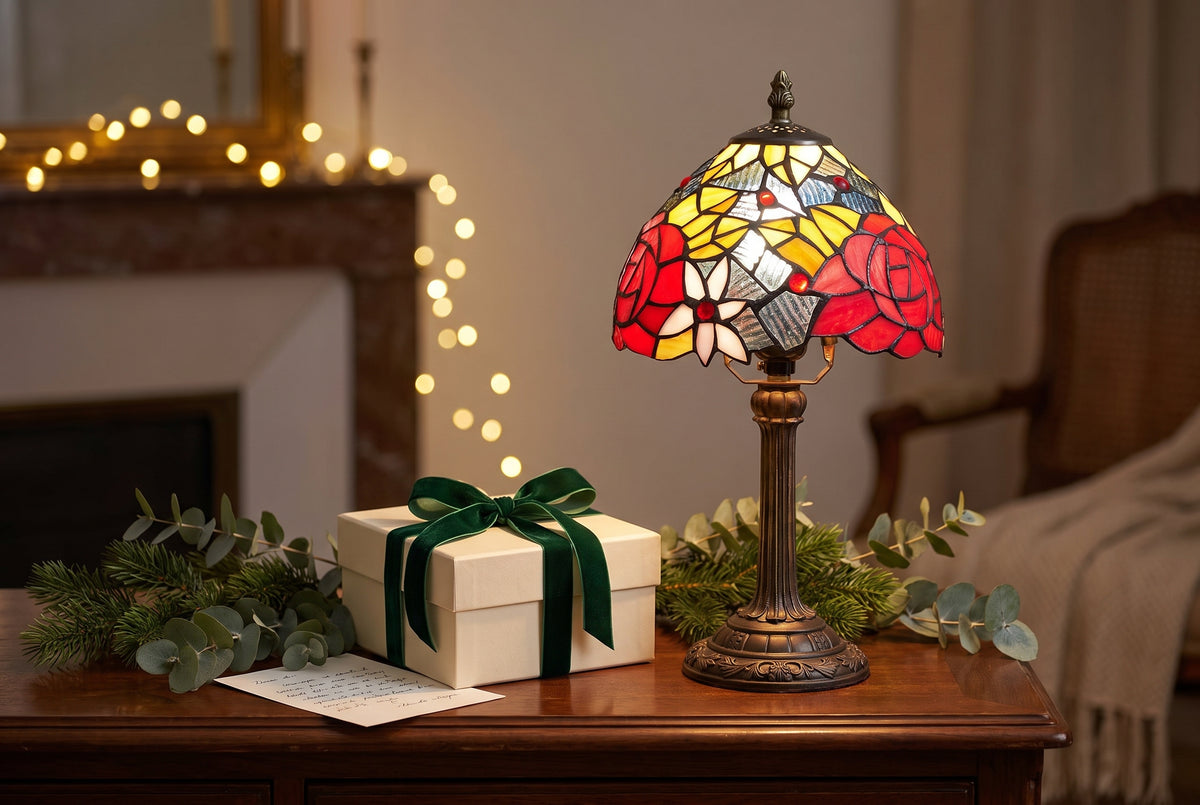 Lampe style Tiffany à roses rouges à côté d'un paquet cadeau au ruban vert