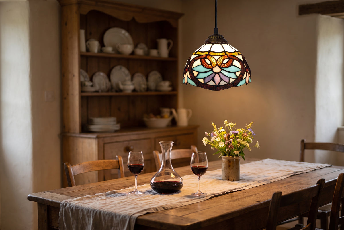 Suspension en vitrail style Tiffany allumée au-dessus d'une table de ferme