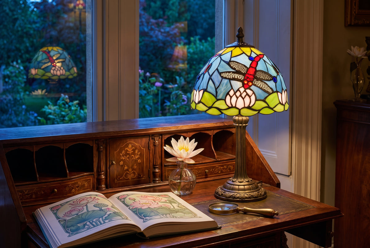 Lampe style Tiffany libellule et lotus allumée sur un secrétaire ancien