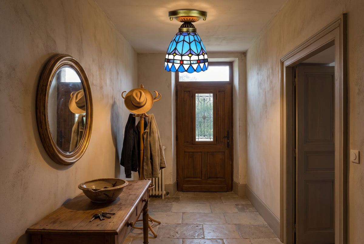 Plafonnier style Tiffany bleu dans l'entrée d'une maison ancienne